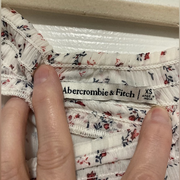 Abercrombie & Fitch White Ditsy Floral Cropped Off Shoulder Long Sleeve Blouse - Picture 2 of 8